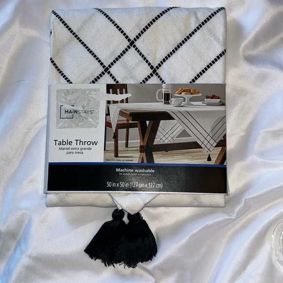 Mainstays White /Black Stripe Boarder & Tassel Table Throw 50x 50 - Picture 8 of 13